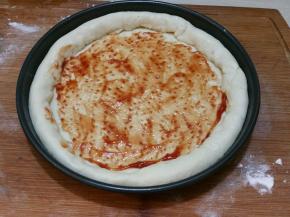 在饼皮上抹上番茄酱