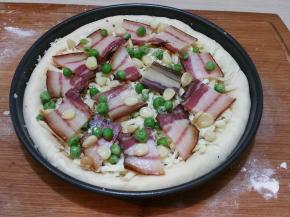 摆上切好的王家五腊肉，散上煮熟地玉米粒和青豆粒