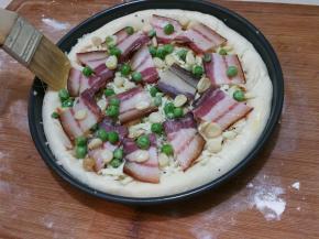 饼边缘刷上全蛋液