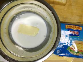 将芝士片，黄油，椰奶，淡奶油和细砂糖倒入碗中隔水加热搅拌均匀