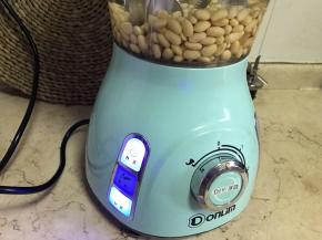 豆浆用的加倍的豆量来制作的，提前一晚浸泡豆子，我使用的是东菱水果豆浆机的豆浆功能。