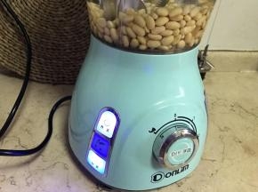 豆浆用的加倍的豆量来制作的，提前一晚浸泡豆子，我使用的是东菱水果豆浆机的豆浆功能。