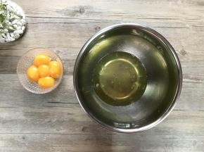 分离蛋白和蛋黄，注意蛋白盆必须无油无水，分离过程不可混入蛋黄。