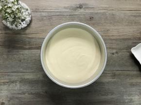 将混合好的面糊倒入8寸模内，表面用硅胶铲稍加抹平，震模后用牙签表面画几圈来消除气泡。