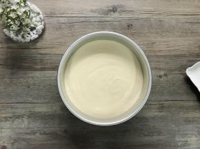 将混合好的面糊倒入8寸模内，表面用硅胶铲稍加抹平，震模后用牙签表面画几圈来消除气泡。