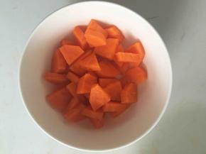 将胡萝卜切丁，小米洗干净