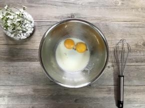 另取盆加入糖15g、豆浆65g、蛋黄2个。