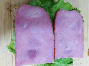 把吐司上依次铺上生菜、火腿片