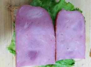 把吐司上依次铺上生菜、火腿片