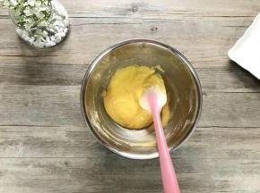 切拌至面糊细腻无颗粒。