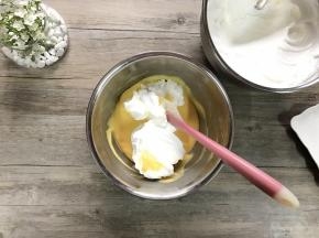 先将1/3蛋白霜放入蛋黄糊。