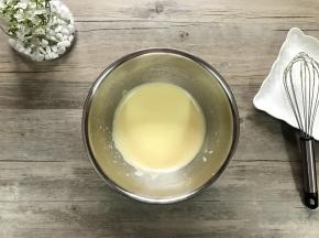 用手抽快速搅打均匀。