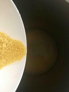 豆浆机内倒入水，我倒的最低液位（四人份）依次倒入小米和胡萝卜