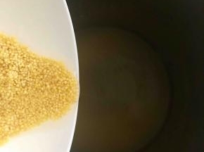 豆浆机内倒入水，我倒的最低液位（四人份）依次倒入小米和胡萝卜