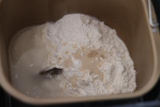 面包机桶放入面粉，酵母，水，启动和面功能。