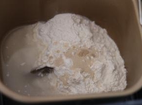 面包机桶放入面粉，酵母，水，启动和面功能。