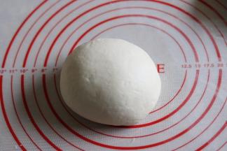 揉成光滑的面团，保鲜膜覆盖，醒发15分钟。