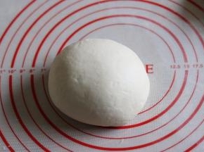 揉成光滑的面团，保鲜膜覆盖，醒发15分钟。