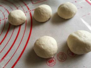 把面团分成小剂子，滚圆。