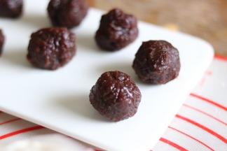 煮好的豆沙馅，分成小份滚圆。