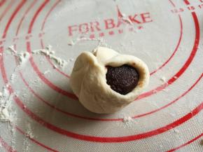 类似包包子的手法。收口放下面，捏紧。