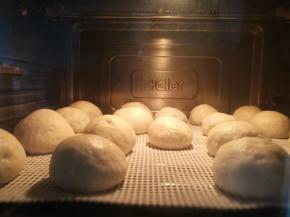 放入烤箱底层，蒸汽功能100度，20分钟停止，闷十分钟出炉。