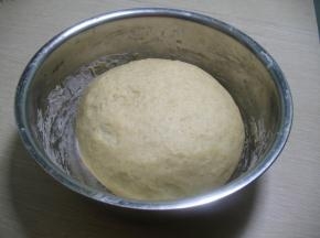 面盆中倒入高筋面粉，加入糖，加入盐，加入酵母，加入鸡蛋，加入水，把黄油放入面团里，揉成较光滑的面团，发酵至原来的2倍大