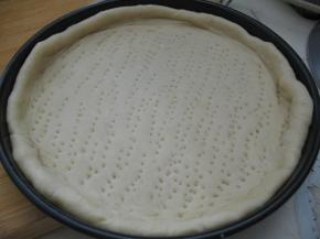 边缘挤出一圈圆边用叉子在饼皮上刺出排气孔面饼放到烤箱中二次发酵，