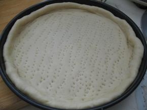 边缘挤出一圈圆边用叉子在饼皮上刺出排气孔面饼放到烤箱中二次发酵，