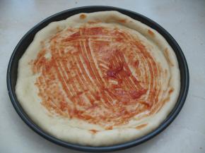 在饼皮上抹上番茄酱