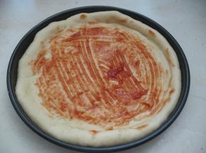 在饼皮上抹上番茄酱