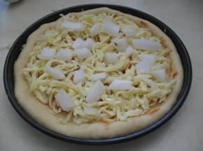 摆上切碎的洋葱