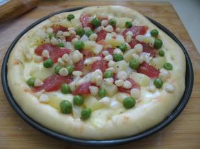 撒上煮熟的青豆粒和玉米粒