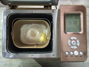 将所有材料按顺序放入面包机桶内（面包机型号为东菱BM1352AE-3C），设置和面10分钟，暂停面团静置5分钟后，再设置和面15分钟。