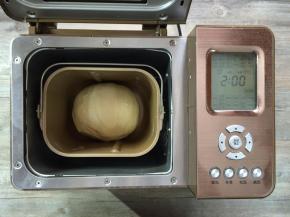 将面团收圆后，继续放入面包机内，选择发酵程序，时间为30分钟。