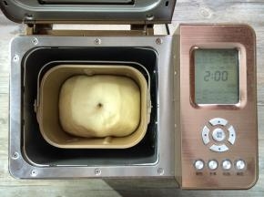 发酵结束，手指沾干粉插入面团后拔起，洞口无明显回缩也没有塌陷。