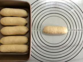 顺势从上往下卷成小卷，收口处捏缝合。