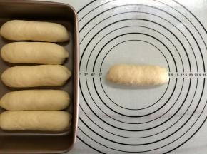 顺势从上往下卷成小卷，收口处捏缝合。