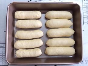 将整好的面卷摆入合适的模具内。