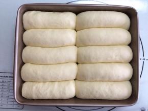 放入烤箱进行二发，二发时，烤箱底部放一盘水，摆入面团的模具放在水盘的上一层位置，发酵时间40分钟左右，发至3倍大。