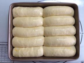 取出二发好的面卷，烤箱上下火180度预热。发好的面卷上刷上蛋液（为了使蛋液更均匀地抹刷，建议使用细羊毛刷、蛋液过筛）。