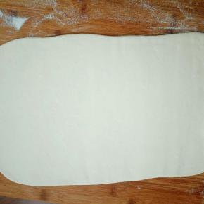 擀开成大约5mm厚的长方形