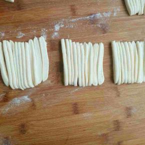 切成大约7—8mm宽的条，每10—12条为一组