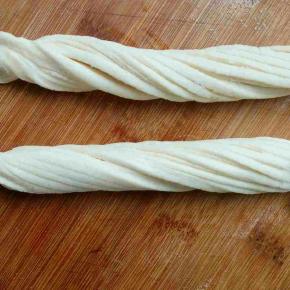 然后扭一扭拧成麻花样