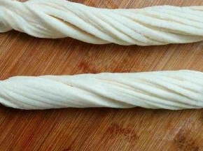 然后扭一扭拧成麻花样