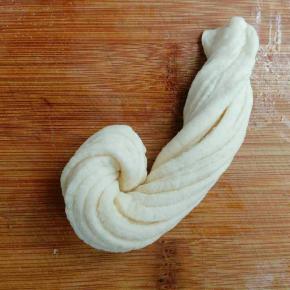 如图所式，从一头轻轻的卷起来，这个可以卷松点，