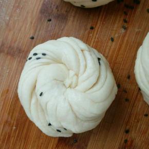 收尾压在花卷的下边，一个花卷完成了，用相同的办法全部做完