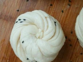收尾压在花卷的下边，一个花卷完成了，用相同的办法全部做完