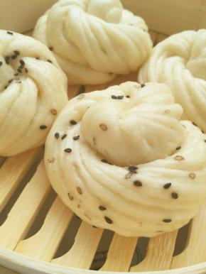 做好后醒发20分钟，开水上锅，大火蒸12分钟就可，停火后虚蒸五分钟好吃的花卷出锅了