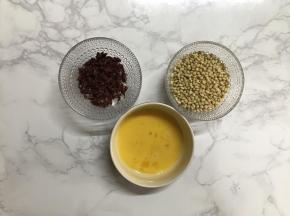 准备好松仁、全蛋液、蔓越莓切成细碎。（蔓越莓在饼干里起到点缀颜色的作用，所以用量不多，太多会遮盖松仁的香味）